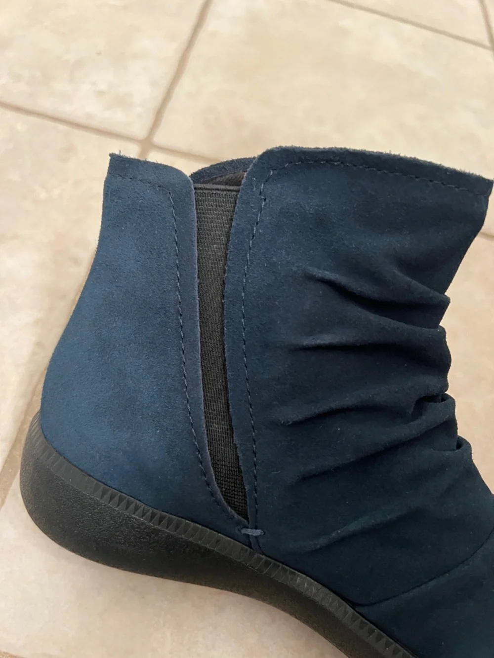 Deep Indigo Suede Women’s Munro Ankle Boots Featuring a Ruched Design Size 7